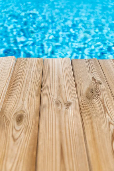 Houten Achtergrond Tegen Wazig Water Zomervakantie Concept — Stockfoto