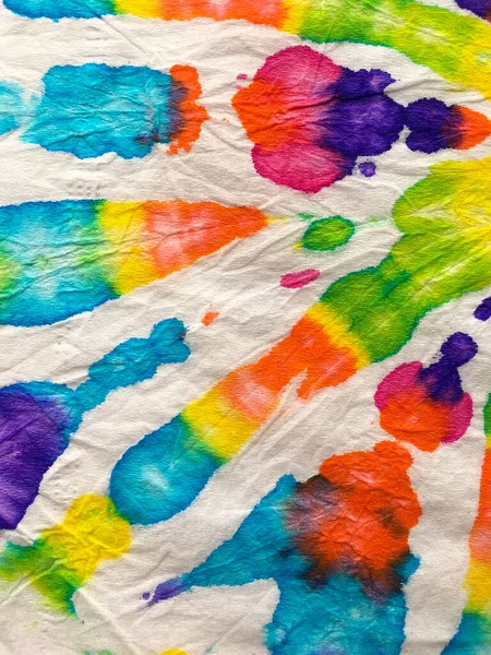 Hippi Batic. Canlı Haight San Francisco Swatch. Mavi, Kırmızı ve Sarı Özgürlük Kıvrımlı Girdap. Boho Boyalı Kıyafetler. Reggae Suluboya Efekti. Psikedelik girdap tekstili. Boyalı Sarmal Arkaplan Bağla.