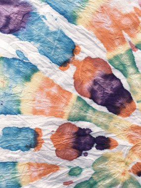 Psikedelik girdap tekstili. Boya sarmalı arka plan. Özgürlük Girdabı 'nı bağladı. Boho Boyalı Kıyafetler. Reggae Suluboya Efekti. Yeşil, Kırmızı ve Mavi Hippi Batic. Canlı Haight San Francisco Swatch. 