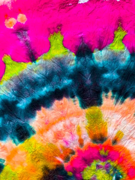 Boya sarmalı arka plan. Özgürlük Girdabı 'nı bağladı. Boho Boyalı Kıyafetler. Reggae Suluboya Efekti. Psikedelik girdap tekstili. Mavi, Kırmızı ve Sarı Hippi Batic. Canlı Haight San Francisco Swatch. 