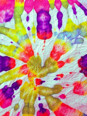 Özgürlük Girdabı 'nı bağladı. Boho Boyalı Kıyafetler. Reggae Suluboya Efekti. Hippi Batic. Canlı Haight San Francisco Swatch. Psikedelik girdap tekstili. Boya sarmalı arka plan. Kırmızı, Mor ve Sarı