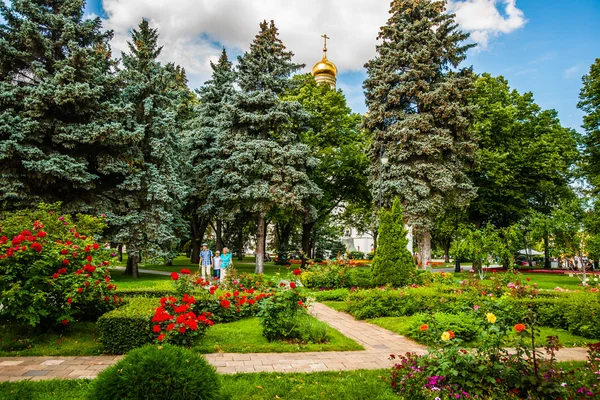 Kremlin tour 32: Tourists in the rosary of the Secret garden of the Kremlin