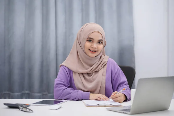 Portrait Muslim Woman Brown Hijab Working Her Home — ストック写真