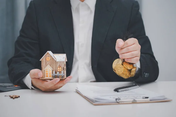 Агент Нерухомості Показує Модель Будинку Офісі Концепція Домашніх Продажів Страхування — стокове фото