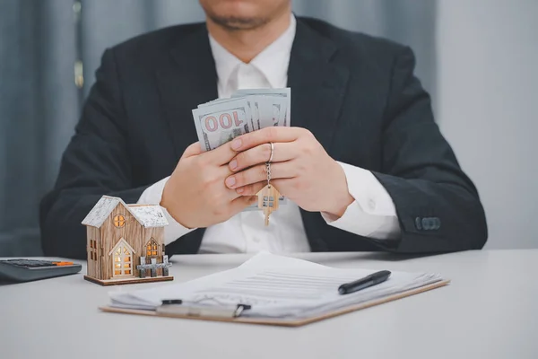 Агент Нерухомості Показує Модель Будинку Офісі Концепція Домашніх Продажів Страхування — стокове фото