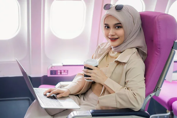 Hermosa Mujer Negocios Musulmana Asiática Trabajando Computadora Portátil Digital Beber —  Fotos de Stock