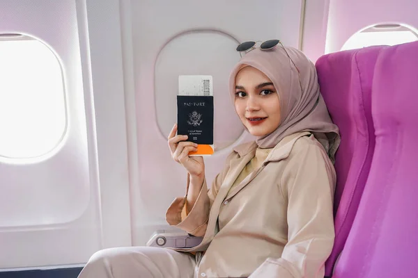 Красивые Азиатские Мусульманки Путешественницы Показывающие Нам Паспорт Авиабилет Самолете — стоковое фото