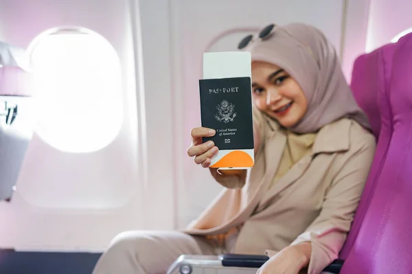 Schöne Asiatische Muslimische Passagierin Zeigt Uns Pass Und Flugticket Flugzeug — Stockfoto