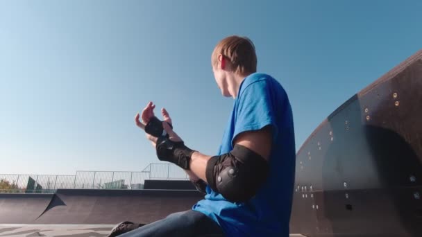 Korcsolyázó férfi a Skateparkban — Stock videók