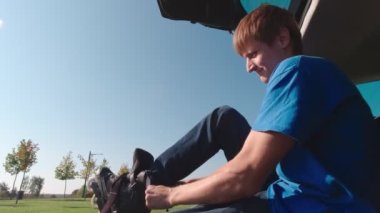 Adam tekerlekli paten üzerinde koyarak