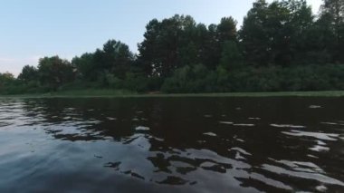 Nehirde yelken açan kano