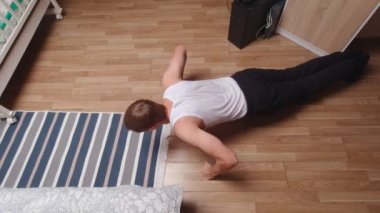 Adam üst görünümü zorluyor