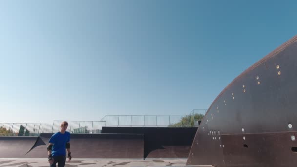 Uomo su pattini a rotelle in uno skatepark — Video Stock