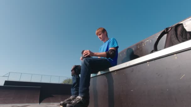 Draag bescherming in een skate park — Stockvideo