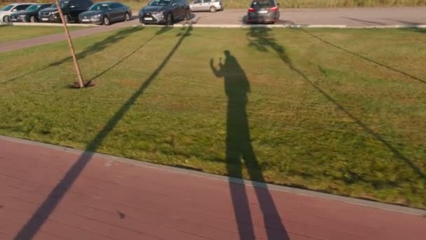 Homem cavalga na sombra de rolos — Vídeo de Stock
