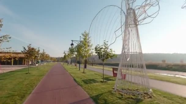 Promenade sur la piste cyclable dans le parc — Video