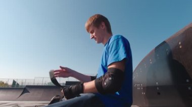 Adam Elleri Koruma Altında