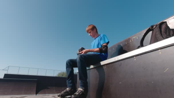 Colocando em proteção no parque de skate — Vídeo de Stock