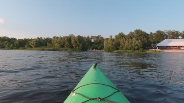 Kayak flota a la orilla de cámara lenta — Vídeos de Stock