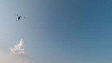 Helikopter nehrin üzerinden uçuyor.