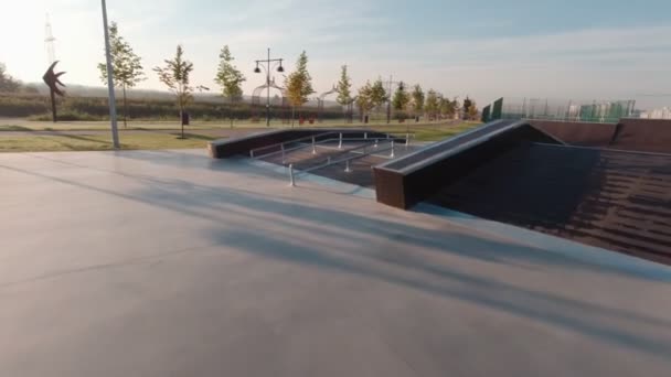 Skatepark en el parque — Vídeo de stock