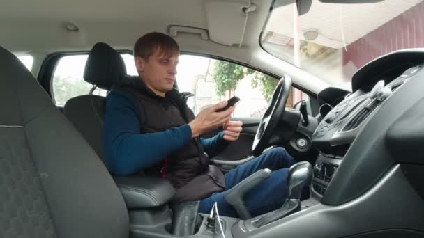 Человек в машине звонит по громкой связи — стоковое видео