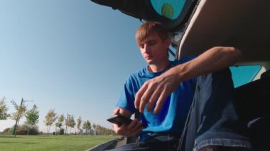 Adam Araba Bagajında Yiyor