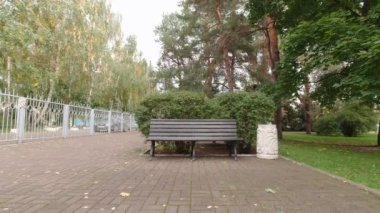 boş bir parkta bankta