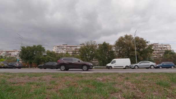 Автомобили медленно едут — стоковое видео