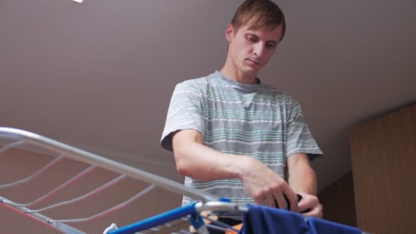 El hombre está cansado de las tareas domésticas — Vídeos de Stock
