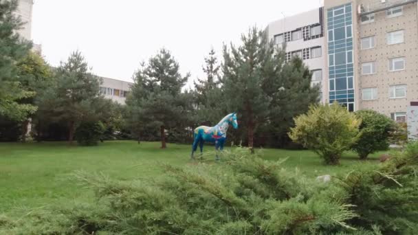 Monumento de cavalo azul ao ar livre — Vídeo de Stock