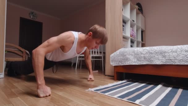 Muž cvičení doma pomalý pohyb — Stock video
