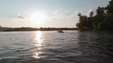 Gün batımında Nehirde Kano