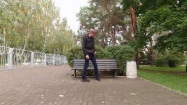 Adam Yavaş Çekimde Oturuyor