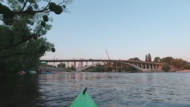Dav na mostě u řeky — Stock video