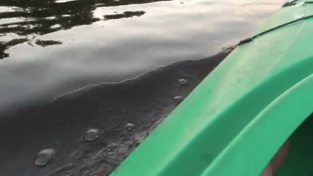 Kajak schwimmt auf dem Wasser Nahaufnahme — Stockvideo