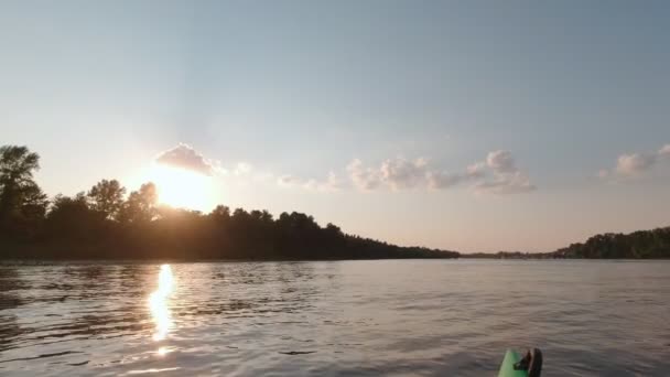 Nehrin Üzerinde Gün Batımı Yavaş Hareket — Stok video