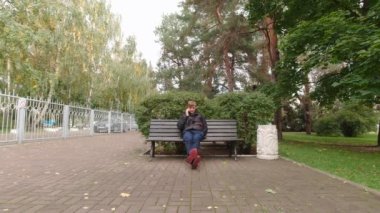 Adam bankta telefonla konuşuyor.