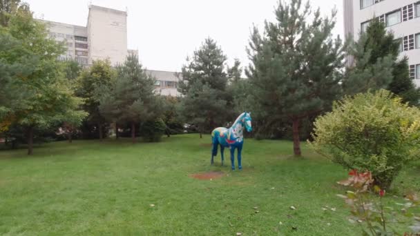 Monument van Paard In Park — Stockvideo
