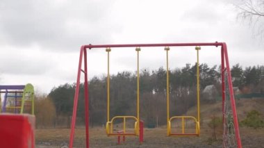 Çocuk parkında sallan