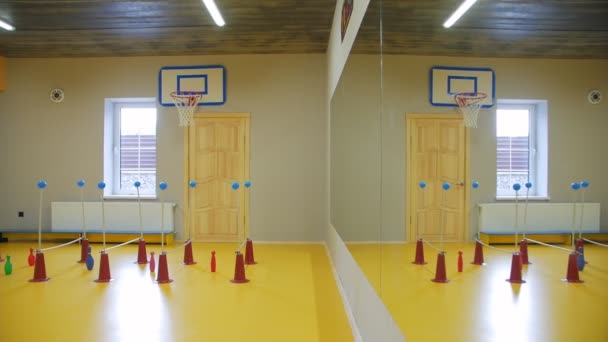 Equipo deportivo para niños en el gimnasio — Vídeos de Stock