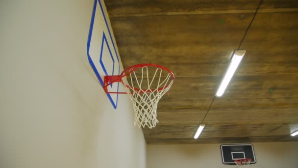 Aro de baloncesto en interiores — Vídeos de Stock