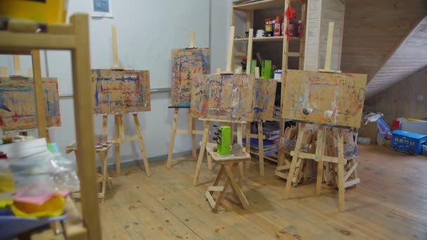 Pintura caballetes en clase — Vídeo de stock