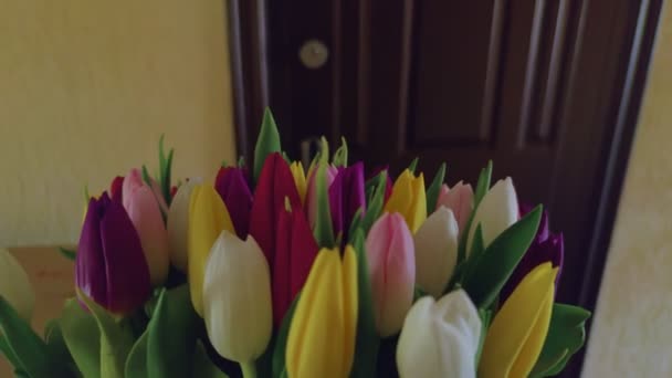 Blumenstrauß für eine Frau — Stockvideo