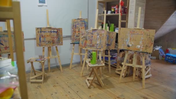 Aula de arte com cavaletes de pintura — Vídeo de Stock