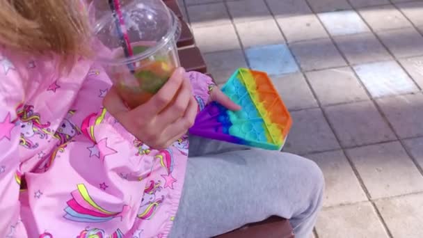 Barn med en drink och pop det — Stockvideo