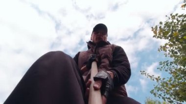 Bir adam kürekle kazar