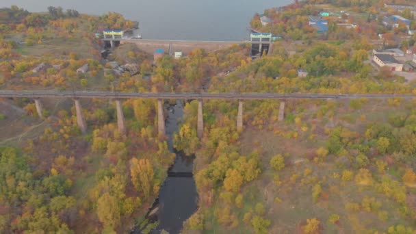Puente ferroviario y lago — Vídeo de stock