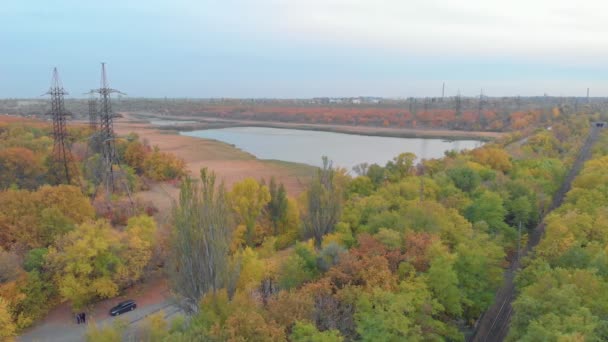 Осенний пейзаж озера — стоковое видео