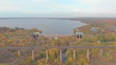 Nehrin üzerindeki demiryolu köprüsü
